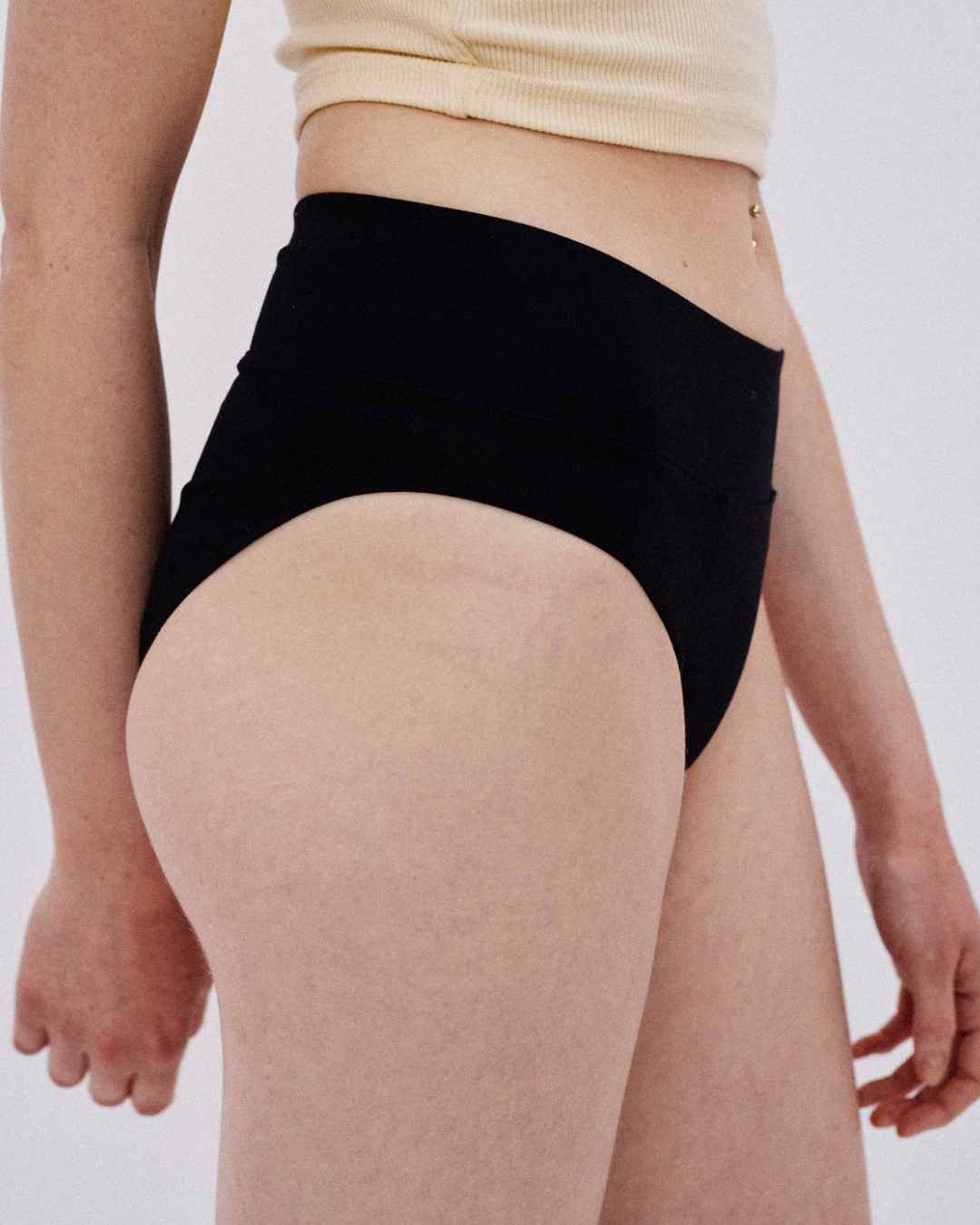 Period Flow Cheeky - mid rise - black